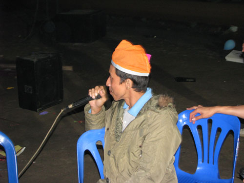 นี่ครับ ใครไม่เคยเห็น น้าอามร์ ร้องเพลงครับ :music: