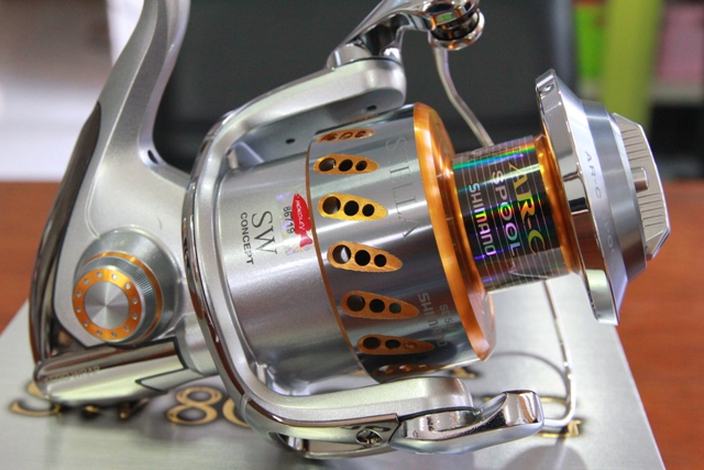 สรุปว่า Shimano Stella SW 8000 HG ตัวนี้ตำหนิอยู่นิดเดียวและจุดเดียว เป็นรอยถลอกนิดๆ ไม่ได้เข้าถึงเน