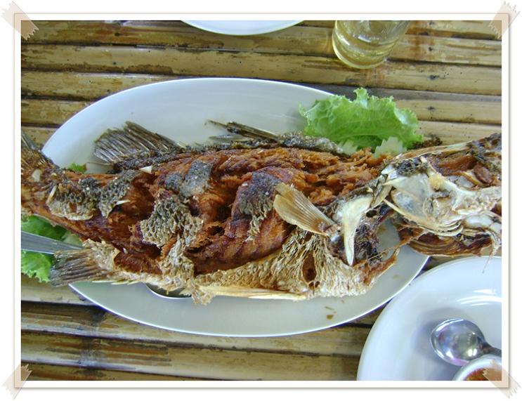 ลากันไปด้วย เมนูจานเด็จของวันนี้ครับ  ปลากะพง ทอด น้ำ ปลา  สุดยอดครับ 1.9 ก.ก. ทอดกรอบ เหลือง อร่อย

