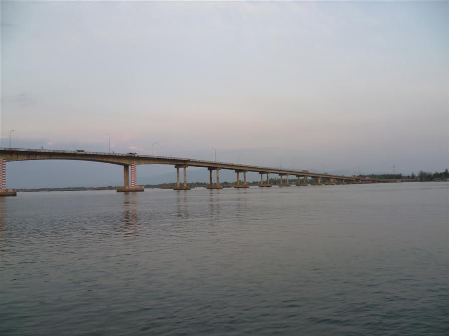 ที่เดิมครับลงเรือใต้สะพานแหลมสิงห์