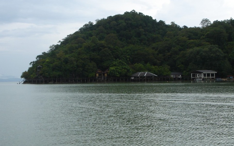 บรรยายกาศ ตอนออกเรือ ครับ  มืดฟ้ามัวฝน ตลอด แล้วแบบนี้จะมีคลื่น มีลมหรือเปล่า ตอนออกเดินทางผมเพื่อใจ