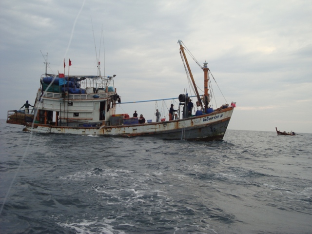 เห็นมั้ยที่เรือหางยาวจอดเป็นเรือของไต๋บอยตรงนั้นคือหมายเรือจม 
แล้วพี่แก่เก็บอวนเฉียดไปเลย แล้วพวกเ