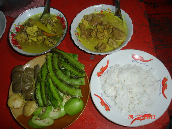 กับข้าวมื้อแรกง่าย ไก่ต้มขมิ้น แกงคั่วไก่ใส่กล้วยอ่อน(เค้าว่ากันว่าใส่กล้วยอ่อนแล้วอร่อย แล้วทำไมสุด