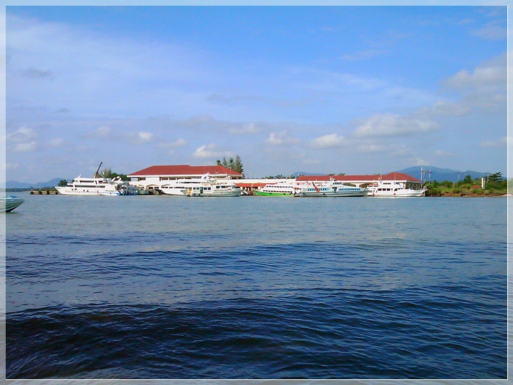 ตรงข้ามเป็นท่าเรือไปเกาะ พีพี ครับ  :cheer: :cheer: :cheer:

สวัสดีครับน้า เล็กท่ายาง  :cheer: :ch