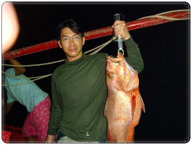      ไอ้แดงเขี้ยวนักเลงโตรู้สึกว่าเหมือนโดนใครชกปากอย่างแรง
...ตายแล้วตูอาหารมีเจ้าของ.....  มันหัน