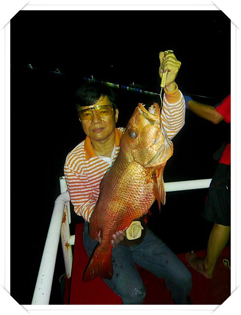      มันพยายามมุดลงต่ำหลายครั้ง  แต่ทุกครั้งมันกลับถูกฉุดให้ลอยตัวเร็วยิ่งขึ้น 
 มันเริ่มหมดแรง  มั