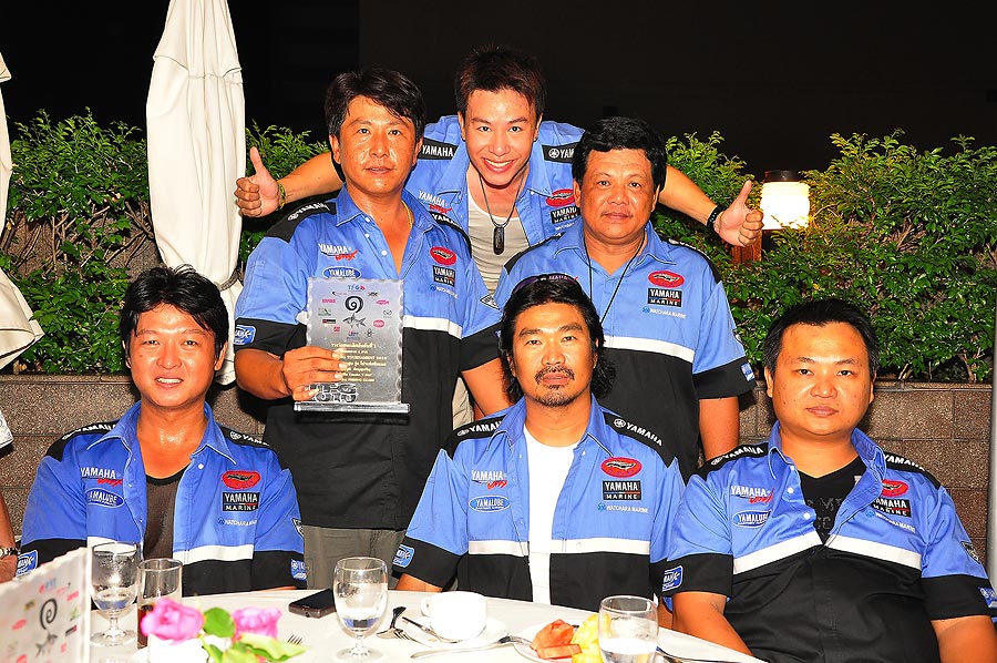 ภาพหมู่ของทีม ยามาฮ่า ทีเซิร์ฟ คร๊าบ :grin: :grin: :grin:
