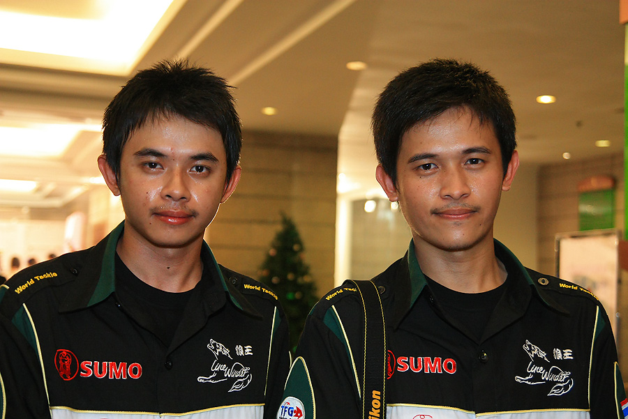 คนซ้ายตู่ คนขวา เต้ย....มีรูปนี้เก็บไ
