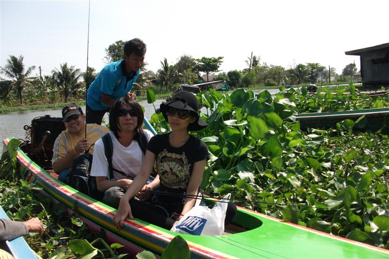 ลำนี้เล็กหน่อยนั่งได้ 3 คน :laughing: