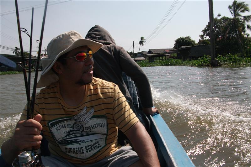 เรือวิ่งไปฮอนโดะซัง  ก็ชมบรรยากาศ 2 ฝั่งไป :smile: