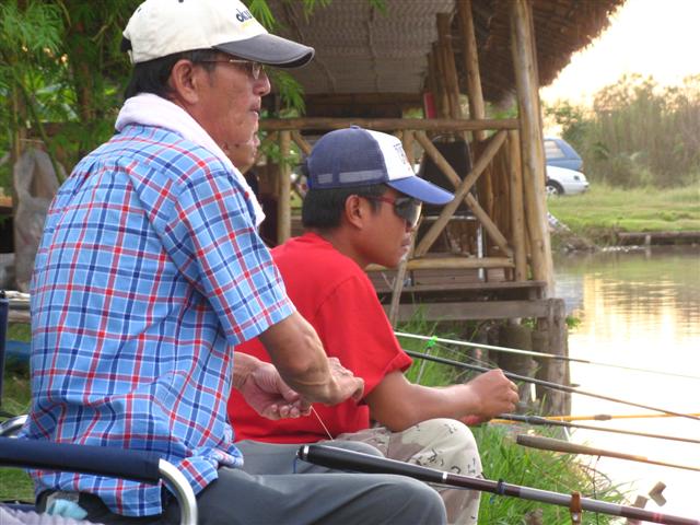 พี่เล็ก กับ อาฟัด ก็ ตั้งหน้าตั้งตาจดจ่อ ..... กะว่าไฟฟ้าซักหน่อย ถ้าเล่น.... สงสัยโดนกันเยอะ น้าโอ 