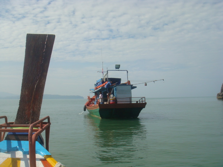 ไต๋หลีรออยู่แล้ว...พร้อมออกเรือ  เมื่อเราไปถึง...