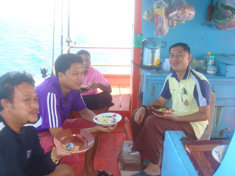 เที่ยงแล้ว....กินข้าวเที่ยงกันก่อนครับ.........ฝีมือ จุ่มโพไก่   ไม่แพ้เชฟ โรงแรมขึ้นชื่อ.....