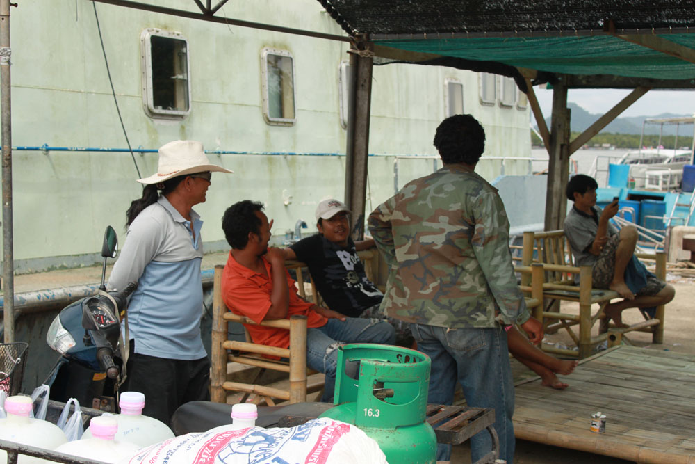 ที่ท่าเรือเราลงเรือพร้อมกับพี่ไก่ครับ  จากหาดใหญ่ครับ