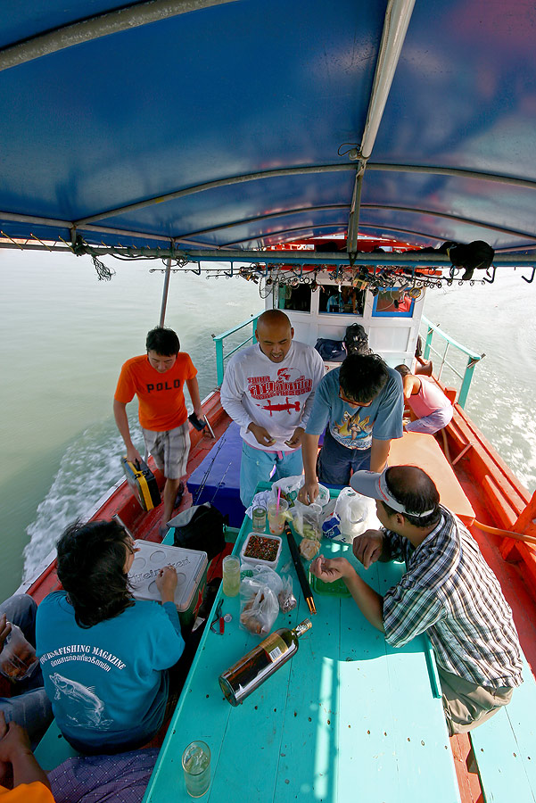 
 [b]  เรือยังไม่พ้นปากอ่าว

เหล่าบรรดาสมาชิก  ก็งัด  มะม่วงน้ำปลาหวาน  ออกมาแกล้ม  ซะแล้ว[/b]

