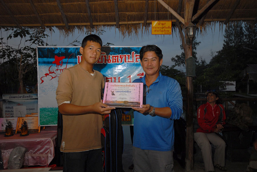 ต่อมารองชนะเลิศอันดับ1 ได้แก่น้องปอนด์ ผู้มอบเฮียภพ ร้านสิรภพ จอหอ ไปพร้อมกระเป๋าใส่คันเบ็ดครับ :che