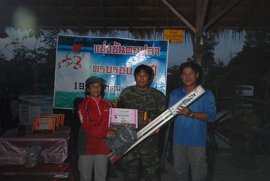 ชนะเลิศอันดับ1 ได้แก่น้าเต๋า ผู้มอบเฮียพบ และเจ๊ต๊อก ไปพร้อมกับคันเบ็ด หมวก  :cheer: :cheer: :cheer: