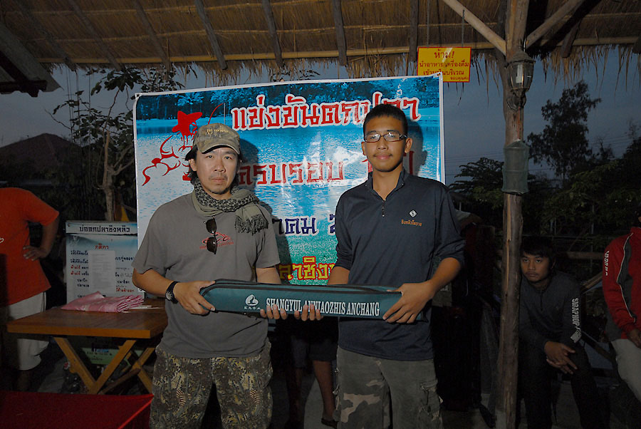 รางวัลพิเศษน้าปุ๊ให้เพิ่มอีก มอบร่มให้น้อง วาอีกครับ :cheer: :cheer: :cheer: