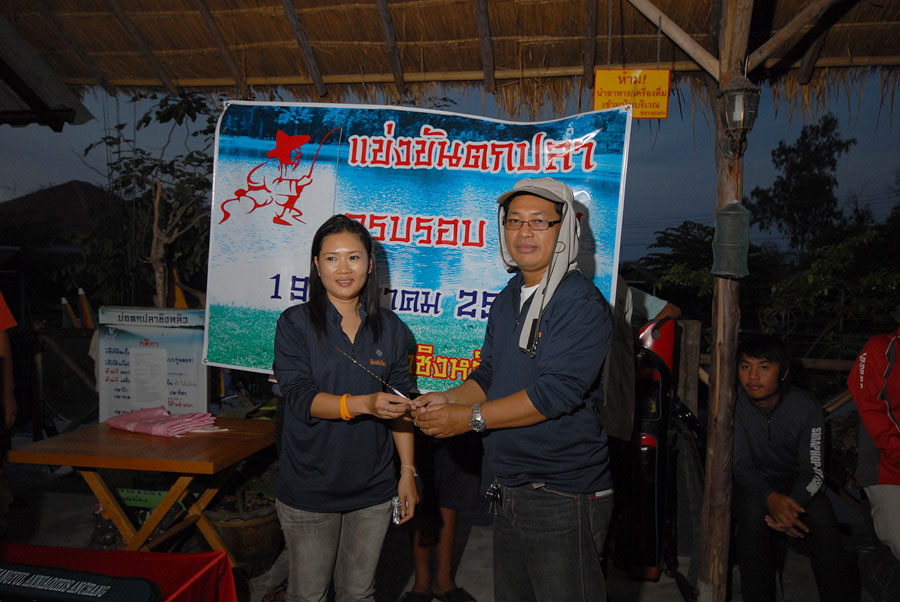 รางวัลพิเศษอีก ทุ่นอย่างดี น้าตุ้ย มอบให้ลุงหนุ่ยครับ   :cheer: :cheer: :cheer: