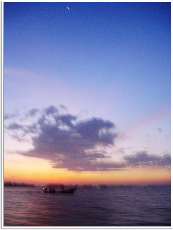 พรานทะเล หลายลำ..แข่งกับเวลา ความเร็ว...ในการลงอวนปูม้า 

เช้านี้..นับได้ เกิน 10 ลำ...เบนหัวเรืออ