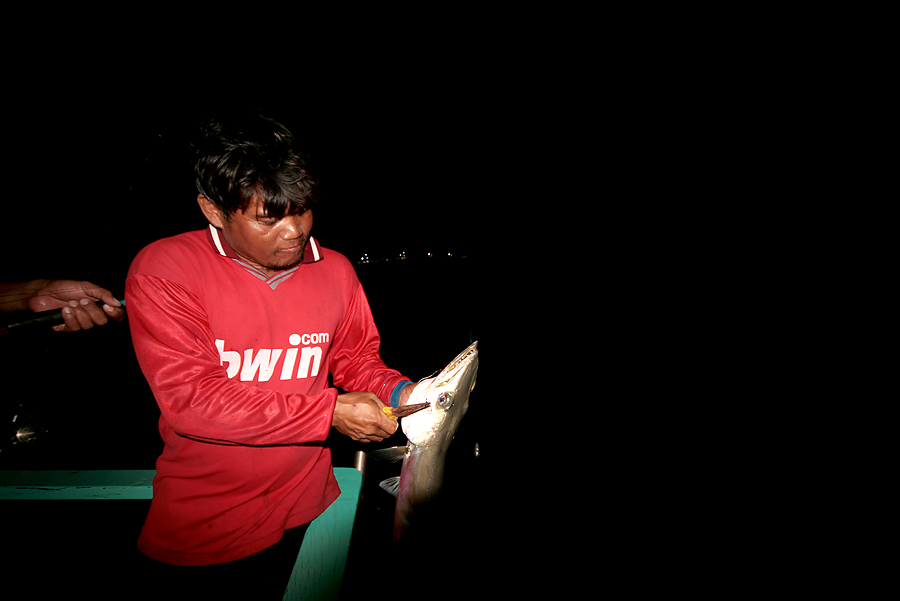 
 [b]  เก็บปลาเสร็จ  ที่ท้ายเรือก็มีเสียงเอะอะ  

เดินไปดู  เจอพี่เบิ้มกำลังปลดเบ็ดจาก ไอ้สากอีกต