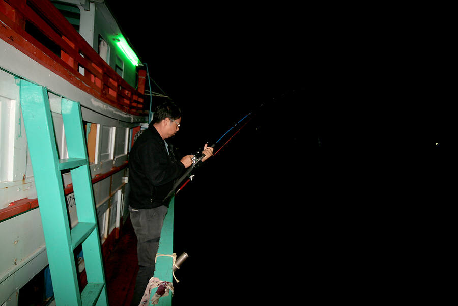 
 [b] ที่ข้างเรือ  ก็โดนมั่งแล้ว

 ตกหมึก  หมึกก็ฉวย     ซ้ำ  ปลาก็ยังฉวยซะอีก[/b]


 :laughin