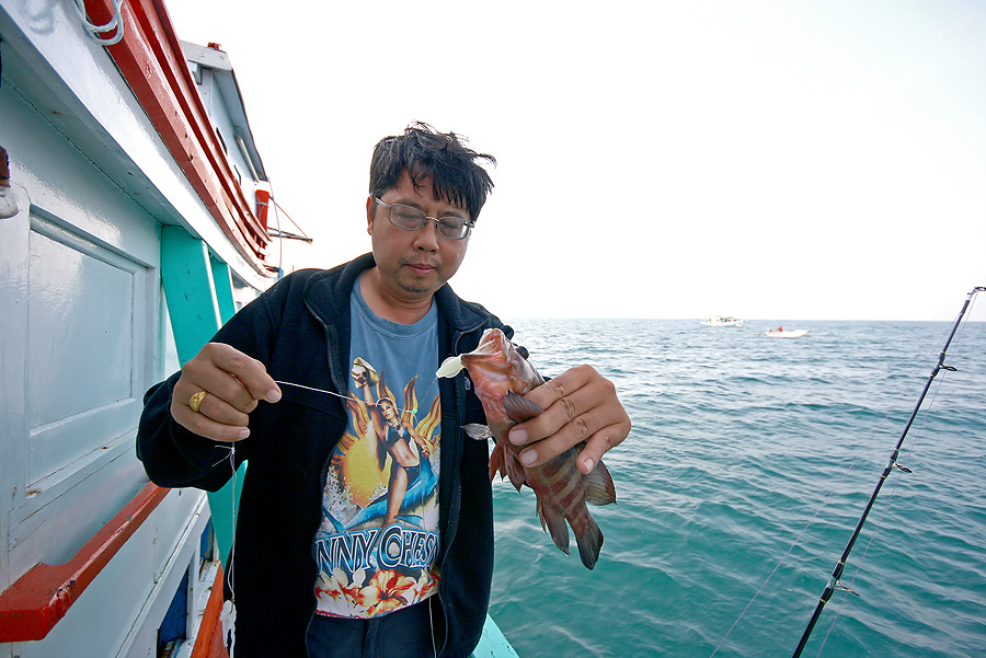 
 [b]  สายลอย  ถูกปล่อยไว้ที่ท้ายเรือ 3 ส