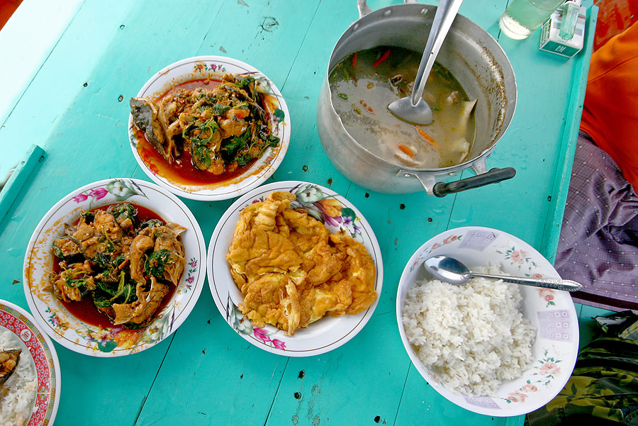 
 [b]  พักกินข้าวมื้อกลางวัน กันก่อนคร