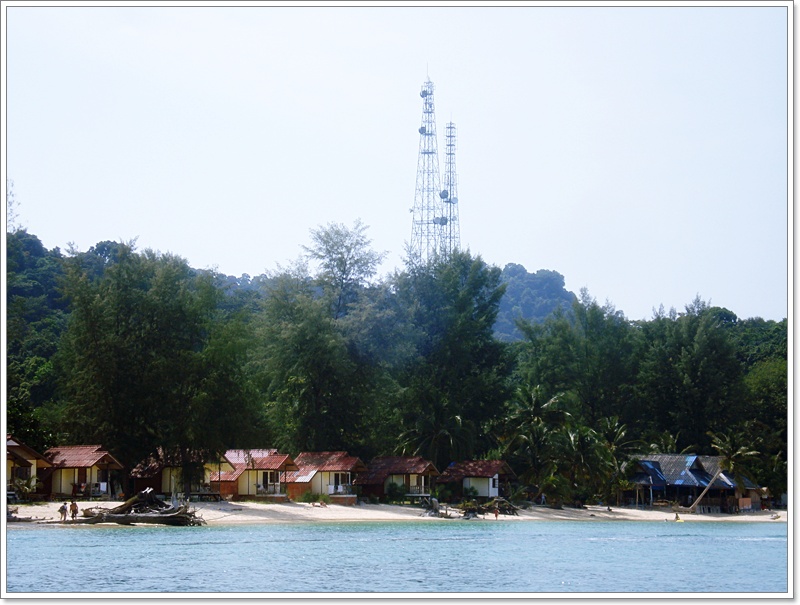 [b]ฟ้าสวย ตัดน้ำทะเลสีคราม...พริ้วละลอกมวนตัวเกยตื่นชายหาดสีขาว...  

...เพิงพักหลังเล็กๆ เรียกคู่