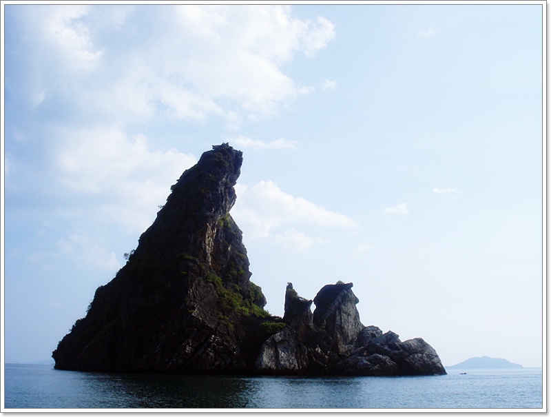  [b]"  ยามนี้หรือยามไหน ริมขอบฟ้ายามเเหงาก็...เป็นนิยามของ..คนเหม่อริมหาดขาว..ยามท้อในยามเย็น   "[