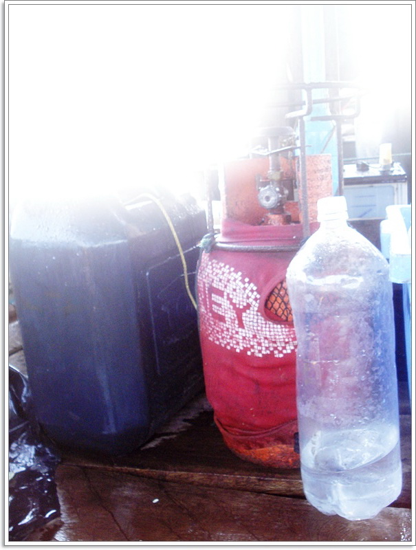 ยิ่งนานยิ่งทวีความรุนแรงมากขึ้น!! 

ท้ายเรือบังอิบกับที่ปรึกษา...หันหน้าฝ่าแนวคลื่นด้วยกัน!!  :sad