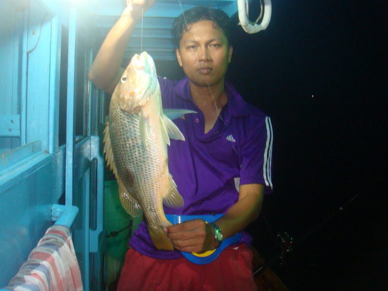 ท้องฟ้าเริ่มมืด....น้ำเริ่มแรง........เรือเริ่มหมุน....ลมเริ่มเปลี่ยน........เราพลาดหลุดจากหลุม  18.