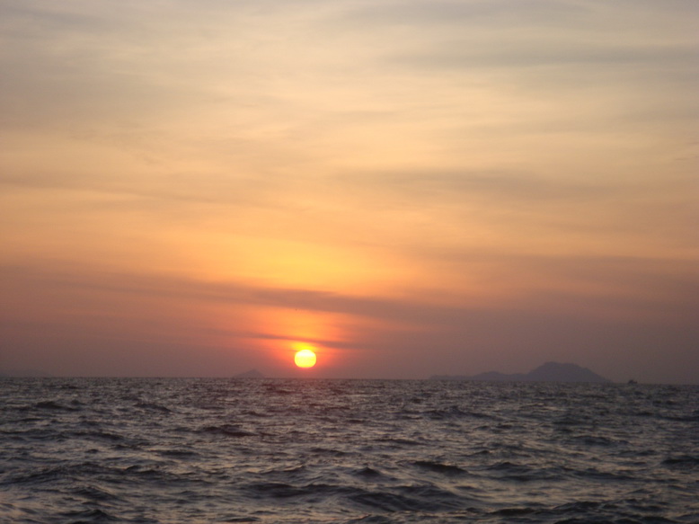เราวิ่งเรือกลับแต่หัวรุ่ง....ตั้งแต่ไก่ยังไม่โห่......ที่เห็นข้างหน้า  คือ  เกาะบุโหลนครับ...เป็นสัญ