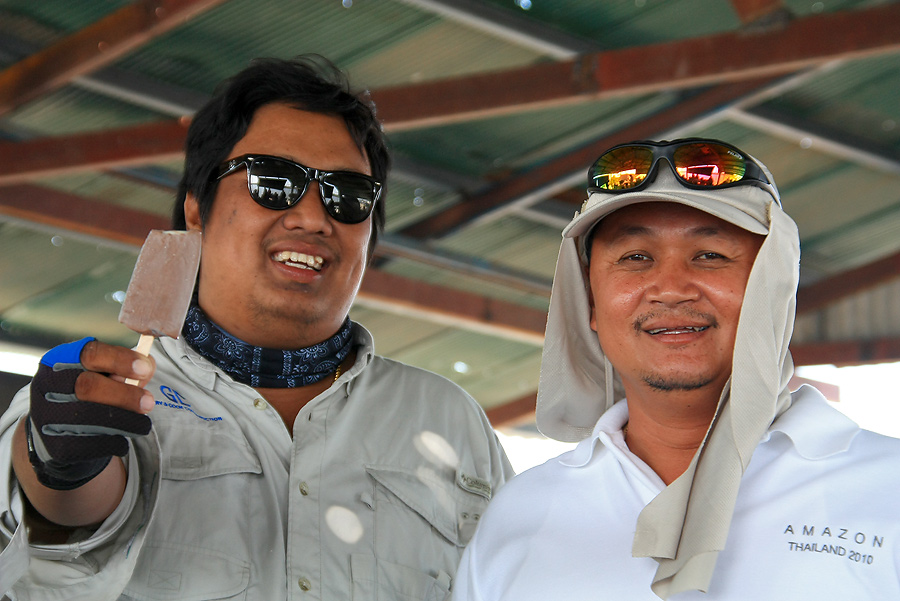พี่เอ๋ อเมซอน วันนี้แกมาเที่ยวครับ...คงแค่มาเที่ยวเฉย ๆ...
ถ้ามาตกปลา แกคงได้ปลาไปแล้วล่ะ...
 :lau