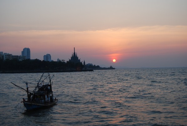 พระอาทิตย์ตกแล้ว เรือก็ออกแล้ว ทันใดนั้นเอง