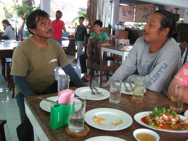 น้าเนย.คุยกับ.ไต๋สมชาย มีเรือให้ลงไหมพี่ ไต๋สมชายก้อจัดการให้ไม่มีปัญหา