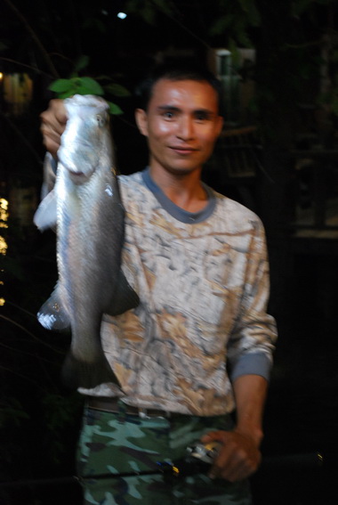 


น้าแจ้...หล่อเลยๆ..... :love: :love: :love: