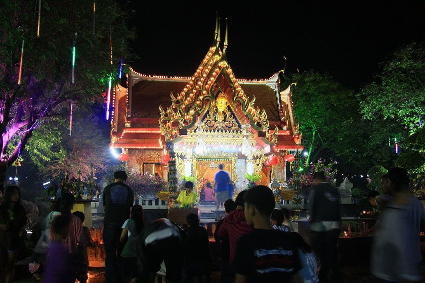 [b]เดินขึ้นไปที่ศาลพระเจ้าตากคนก้เยอะอีกเลยเดินลงดีฟ่า :grin:[/b]
