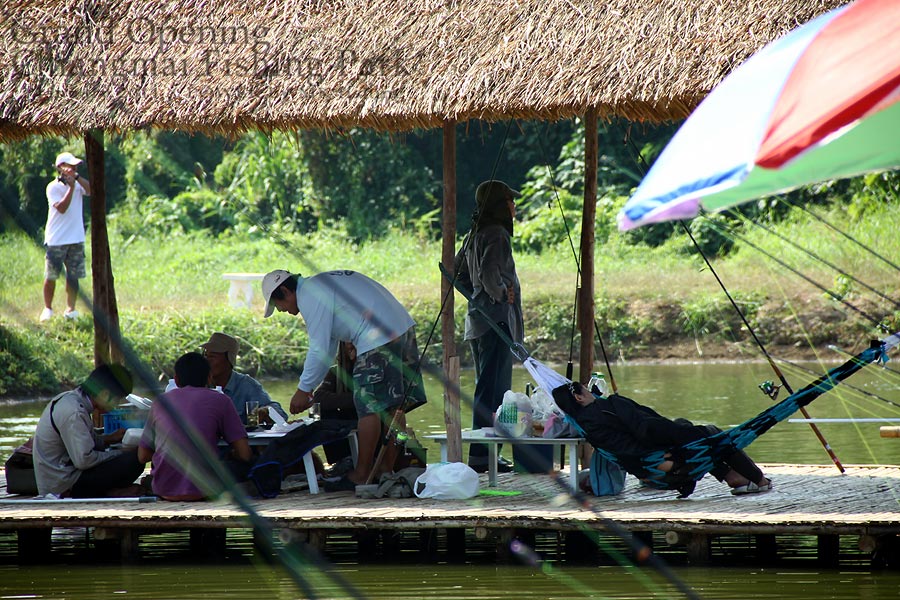 



สำหรับที่นี่ มุมพักผ่อน สำหรับกองเชียร หรือผู้ติดตามมีเพียบครับ

บริการ Wifi internet ฟรีค