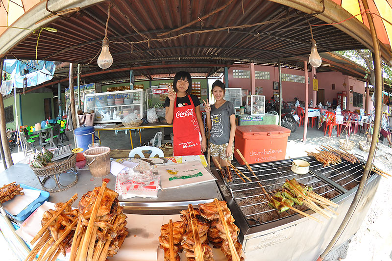 น้องๆขายไก่ย่างริมทาง  
กล้องเจ้าชู้ผม  เดินนำเจ้าของลิ่วๆเชียว  อิอิ