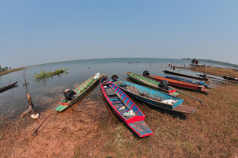 ถึงแล้วครับ  เขื่อนสิรินธร  บริเวณท้ายเขื่อน   
เรือหาปลา  รอเราเพียบ