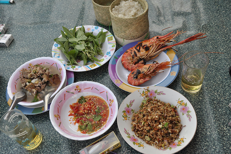 อาหารมื้อเย็น
กุ้งแม่น้ำเผา  ตัวใหญ่ๆ
ไก่บ้านต้มยำแบบอีสาน  รสแซ่บ
ลาบไก่ชน   กับน้ำสีเหลือง  มีฟ