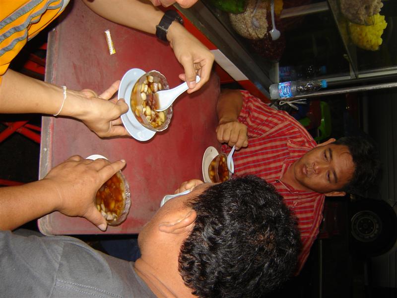 กลางคืนออกมาหาของกินเดินเล่นตลาดก