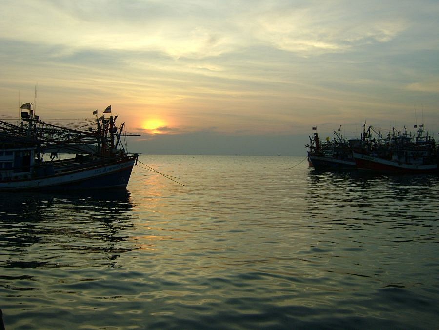 บรรยากาศยามเย็นก่อนออกเรือ