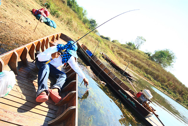 ช่วงบ่ายหลังมื้อเที่ยง ข้าวหมูทอด ฝีมือน้าเอ ลงเรือมาก็โดนต้อนรับ เลย  :love: :love: :love: