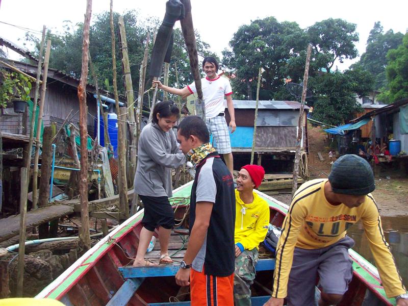 ให้เรือไปส่งบนเกาะ