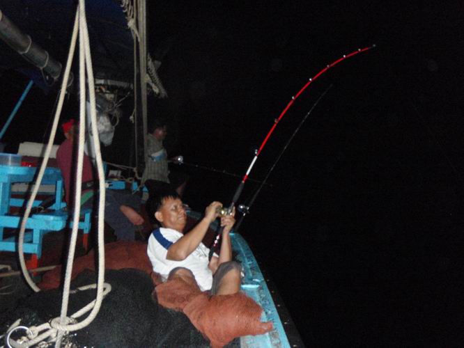 น้องแบงค์ก็ยังจิ๊กได้อยู่เรื่อยๆ แต่มาดูปลาหน้าดินกันบ้าง พี่ชาญกำลังอัดปลาอยู่หัวเรือ

 :cheer: :