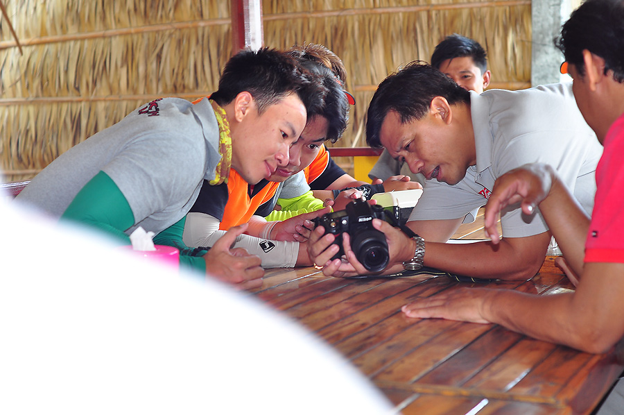สอนเรื่องกล้องอ่ะถูกทางแล้วคร๊าบน้าเยาว์ เรื่องตกปลายกให้ผมสอนเองน่ะ เพราะน้าเยาว์พอออกจากบ่อป้อมแล้