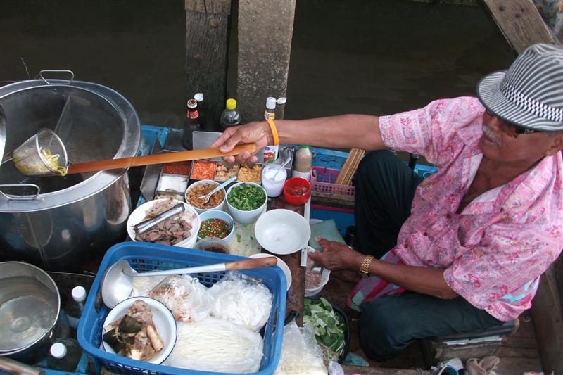 แวะกินก่วยเตี๋ยวก่อนนะ ขับเรือไล่ตามนะถึงได้กิน ตอนไปส่งปลาที่ท่า เรียกลุงไม่ได้ยิน อร่อยด้วยอ่ะขอบอ