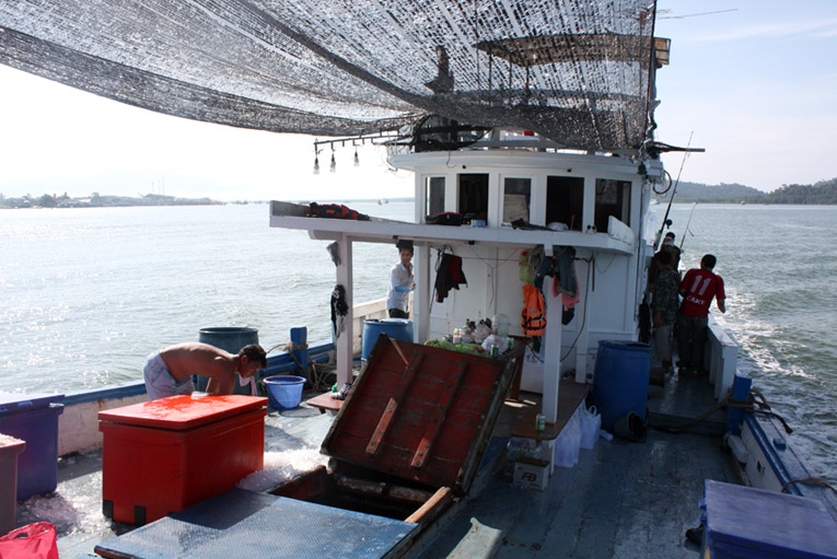 เรือออกแล้วใครจะไปตามมาได้เลย คงจำเรือกันได้นะ (อ้าวลูกเพ่ เทน้ำแข็งทิ้งทำมายยย)